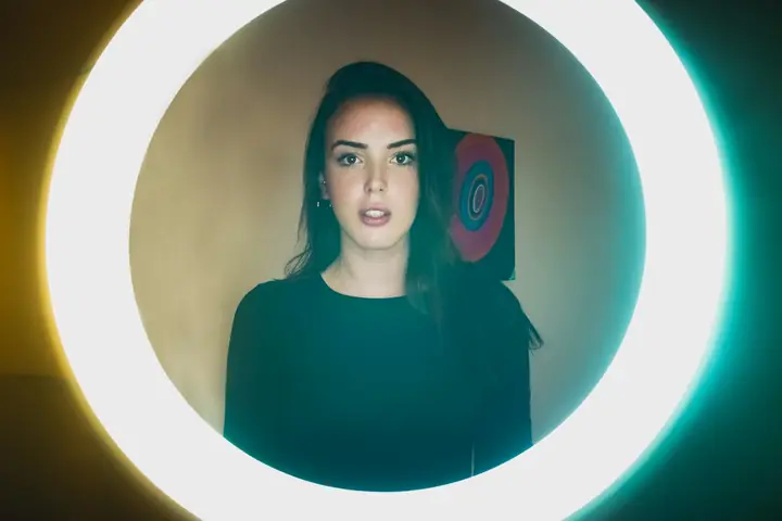 Una creadora enmarcada por un aro de luz